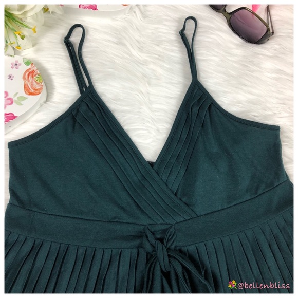 Sleeveless Pleated Tank, Size Large - Picture 5 of 5